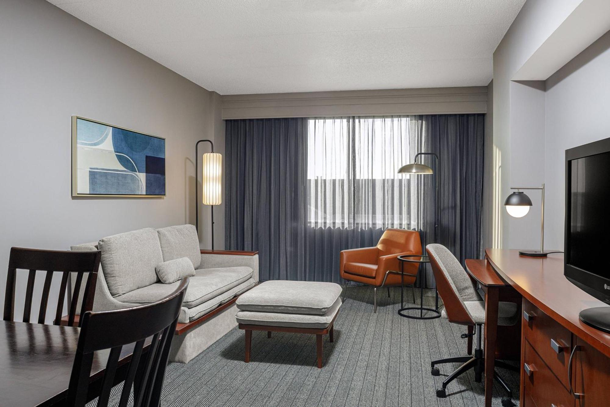 คอร์ตยาร์ด ลอง ไอส์แลนด์ แมคอาร์เธอร์ แอร์พอร์ต Hotel รอนค็องโคมา ภายนอก รูปภาพ