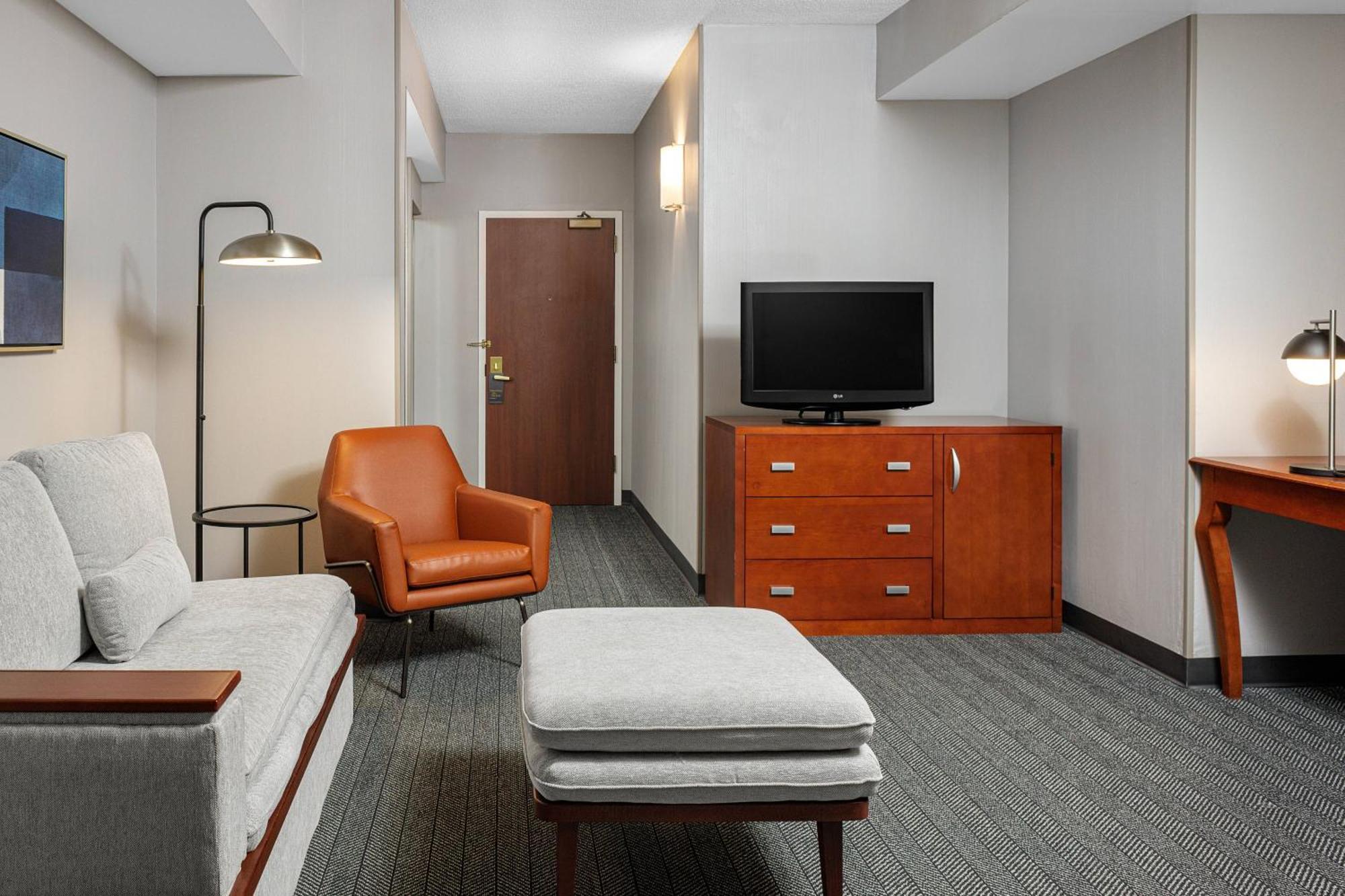 คอร์ตยาร์ด ลอง ไอส์แลนด์ แมคอาร์เธอร์ แอร์พอร์ต Hotel รอนค็องโคมา ภายนอก รูปภาพ