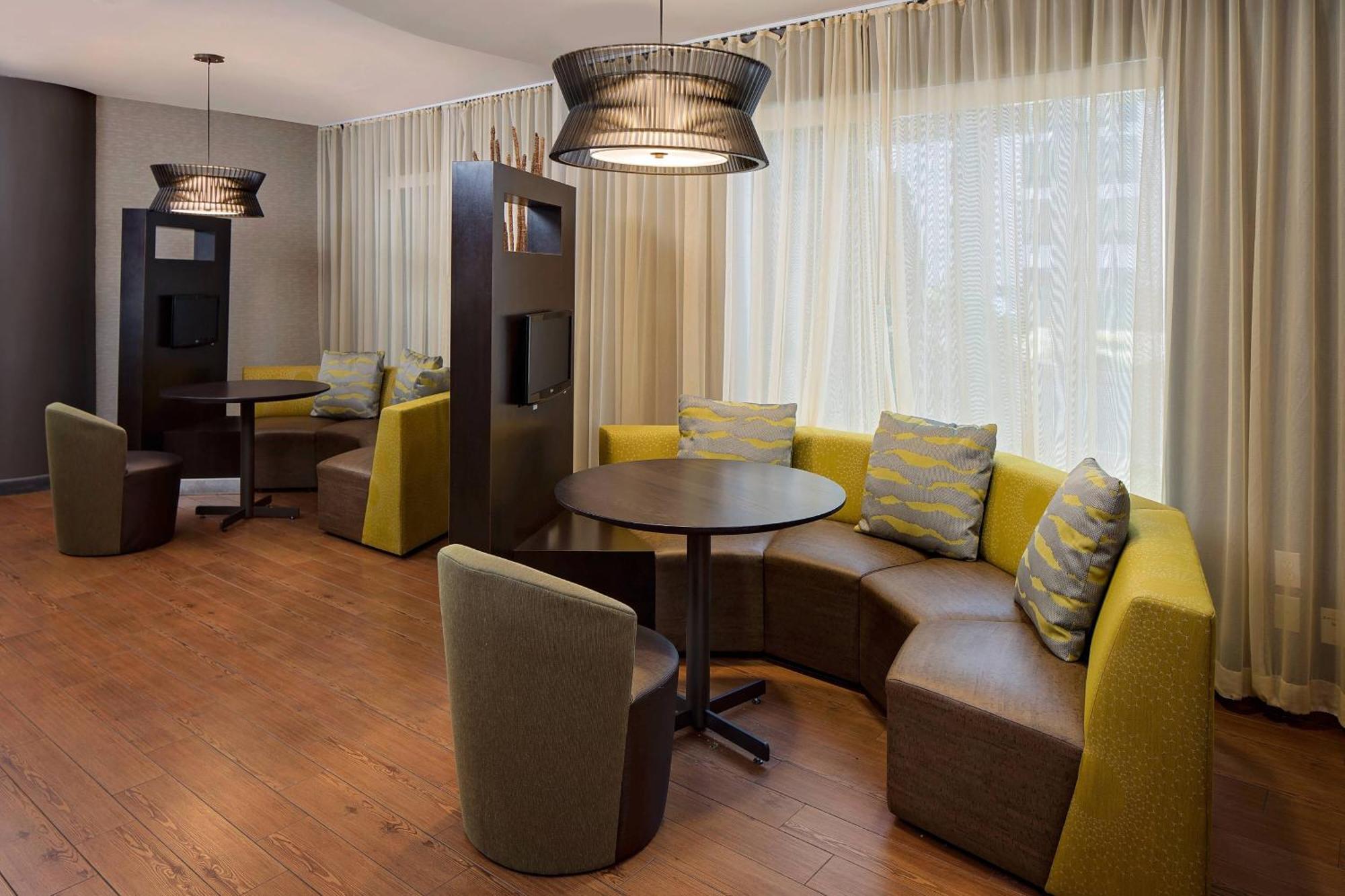 คอร์ตยาร์ด ลอง ไอส์แลนด์ แมคอาร์เธอร์ แอร์พอร์ต Hotel รอนค็องโคมา ภายนอก รูปภาพ