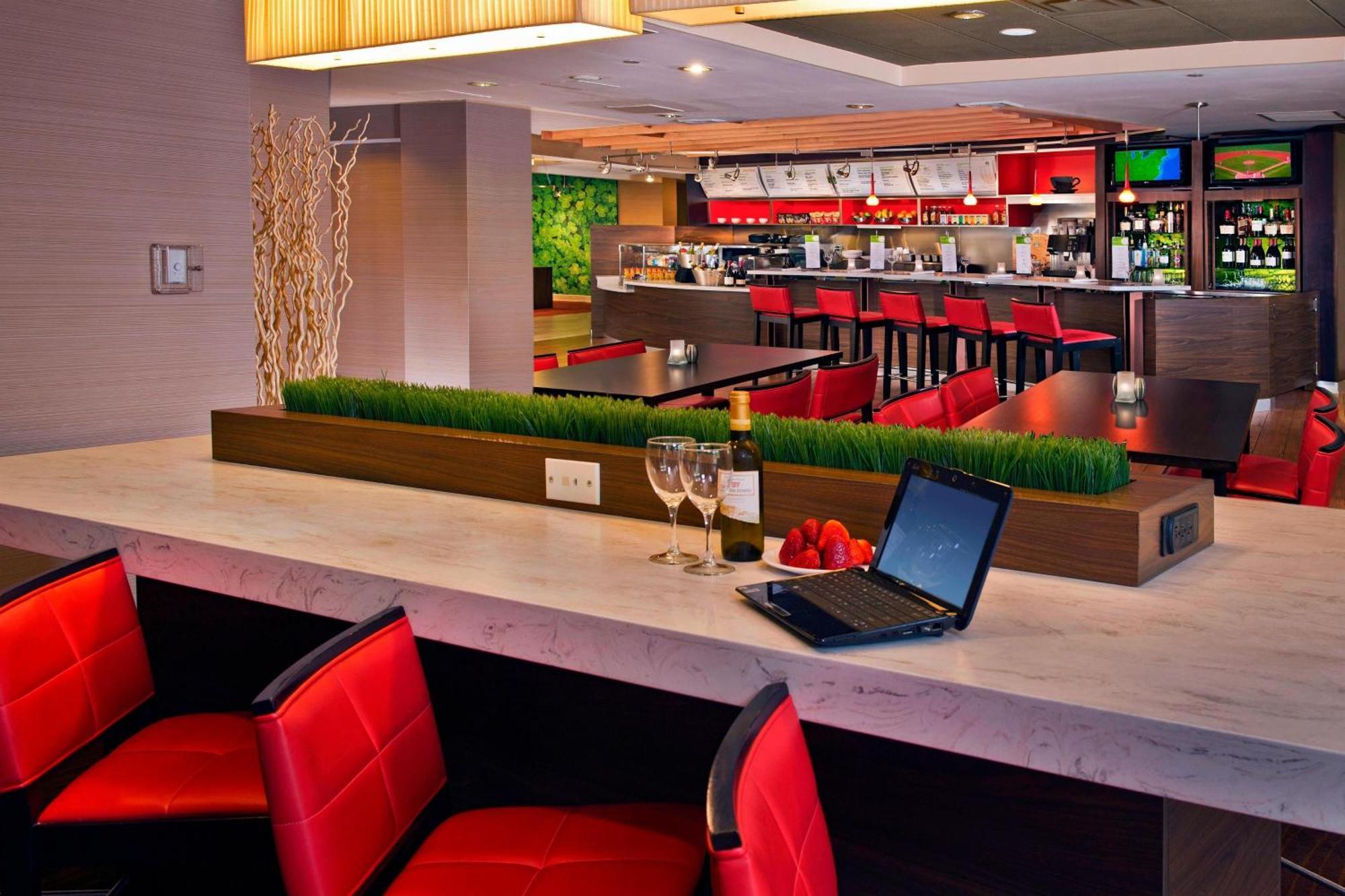 คอร์ตยาร์ด ลอง ไอส์แลนด์ แมคอาร์เธอร์ แอร์พอร์ต Hotel รอนค็องโคมา ภายนอก รูปภาพ