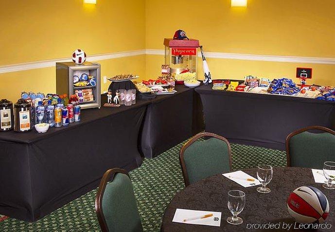 คอร์ตยาร์ด ลอง ไอส์แลนด์ แมคอาร์เธอร์ แอร์พอร์ต Hotel รอนค็องโคมา ร้านอาหาร รูปภาพ