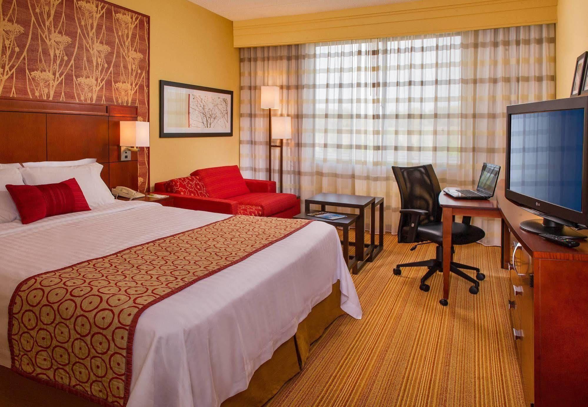 คอร์ตยาร์ด ลอง ไอส์แลนด์ แมคอาร์เธอร์ แอร์พอร์ต Hotel รอนค็องโคมา ภายนอก รูปภาพ